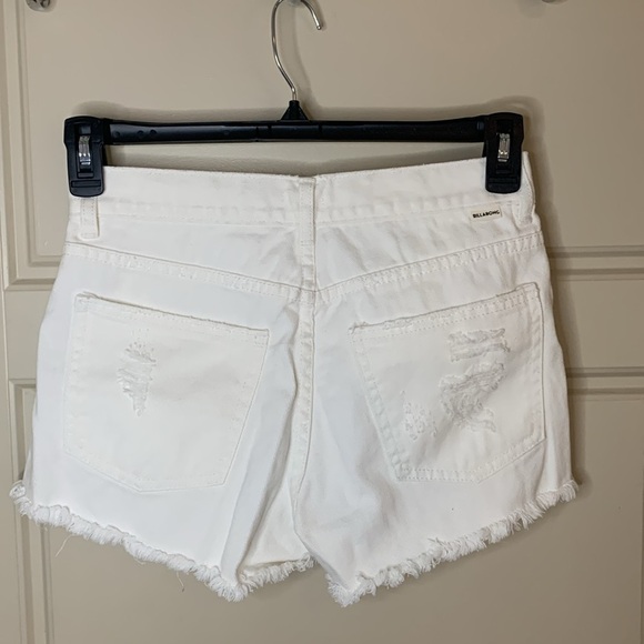 Billabong Size 26 Women’s white jeans shorts - Picture 3 of 5